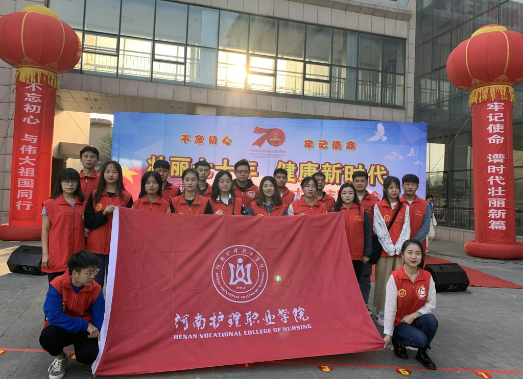 图为志愿者合影
